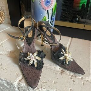 Basic Editions Sz 5.5  Black and Gold Heels